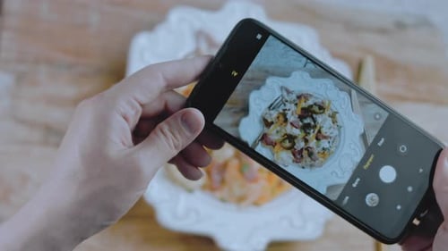Tomar una foto de la ensalada con el teléfono Ensalada de papa y jalapeño con tocino Comida en el