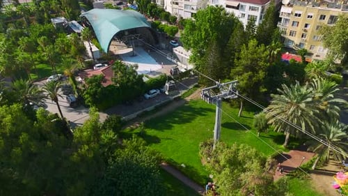 Luftaufnahme Alanya von oben Glatte Fahrt mit der Seilbahn