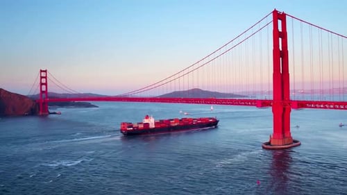 Un porte-conteneurs passe sous le Golden Gate Bridge et traverse les montagnes de San Francisco