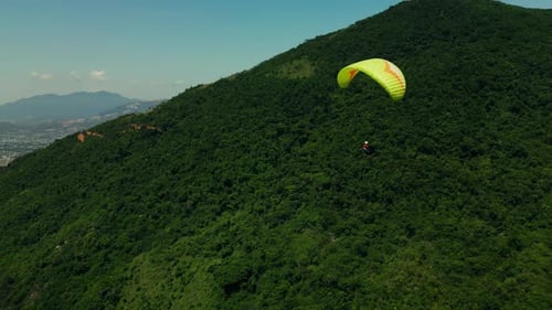 Mann fliegt extremen Gleitschirm in den Schweizer Alpen Freedom Concept