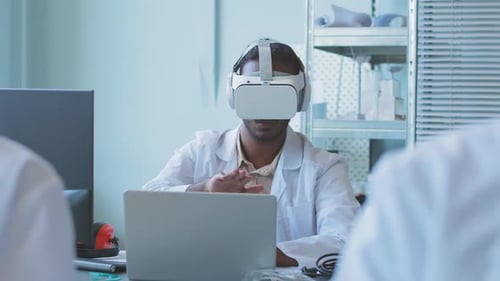 Ingenieur im VR-Headset im Labor