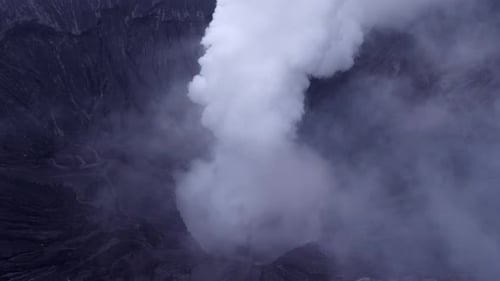 Luftaufnahme des rauchenden Vulkankraters bei Sonnenaufgang, Indonesien.