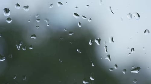 Nahaufnahme von Regentropfen auf Fensterglas und Kondenswasser