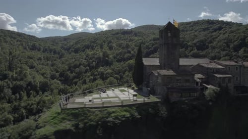 Vidéo panoramique du Drone met en valeur la beauté époustouflante de Castellfollit de la Roca, en Espagne :