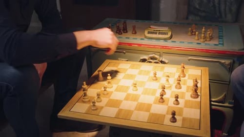 Les mains de deux joueurs d'échecs déplacent les pièces en alternance, retirant quelques pièces du jeu d'échecs b.