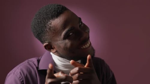 Du hast diese Zustimmungsgeste bekommen: Mann zeigt mit dem Finger