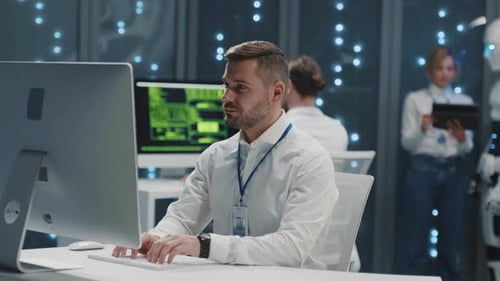 Künftige bürobärtige IT-Administratoren programmieren das Personal von Computerrechenzentren, die mit Robotik zusammenarbeiten