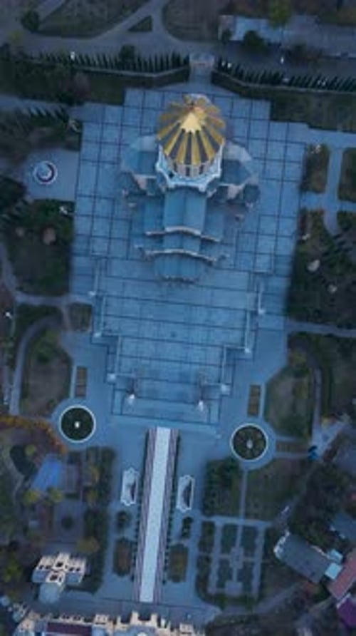 Vidéo verticale : le spectacle aérien du temple de Sameba au-dessus de Tbilissi