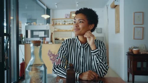 Young business woman relaxing in a cafe.