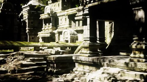 Ruines d'anciens temples entourées d'une végétation luxuriante dans la jungle cambodgienne
