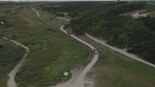 Luftaufnahme von Pferd und Wagen mit Touristen auf unbefestigter Straße in der Natur, Niederlande