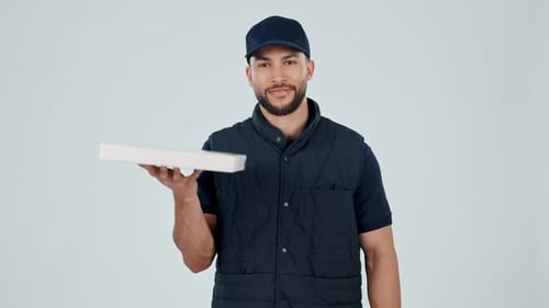 Glücklicher Mann, Pizza und Lieferung für Essen, Bestellung oder Mitnehmen im Fahrdienst gegen ein Studio