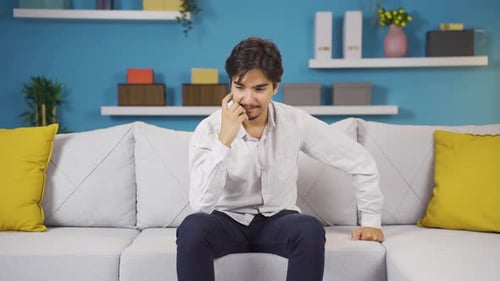 El hombre que está enojado consigo mismo y tiene defectos.