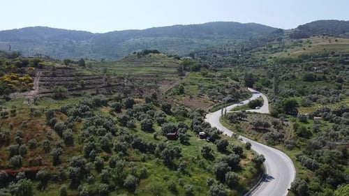 Vue aérienne par Drone des collines et de la route de montagne