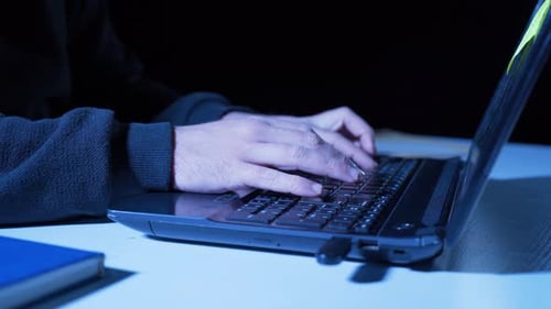 Professionelle Hackerhände aus nächster Nähe.