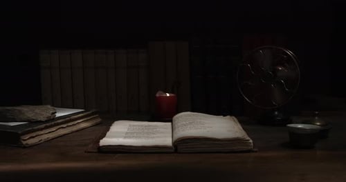 Die Seiten eines Buches drehen sich auf mysteriöse Weise im Wind