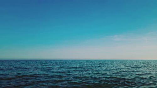 Olas del mar con un cielo azul claro
