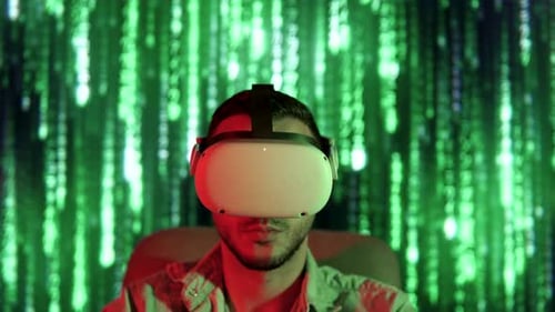 Junger Mann mit virtueller Brille blickt in die Zukunft auf futuristischen Hintergrund