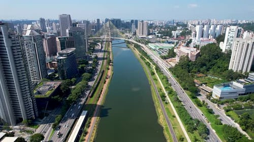 Edifícios na rodovia Pinheiros, no centro da cidade de São Paulo, Brasil.