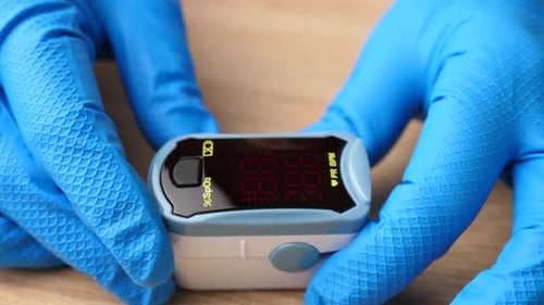 02sm. The heart rate monitor is prepared for the procedure of measuring the level of oxygen in the b