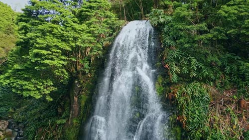 Lebendiger Wasserfall, fallende Berge, Felsen, Drohnenblick, Regenwald, Bach, rauschen