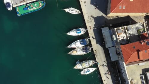 Video mit Drohnenaufnahme des ikonischen und malerischen venezianischen alten Hafens von Chania mit berühmtem Leuchtturm