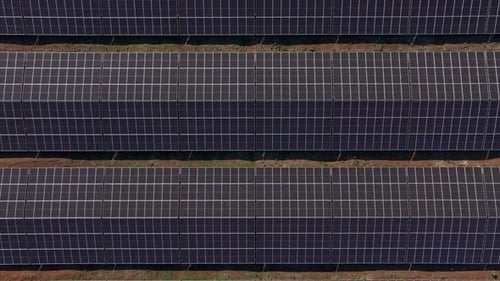 Vue aérienne d'une ferme solaire avec panneaux photovoltaïques à Lovech, en Bulgarie.