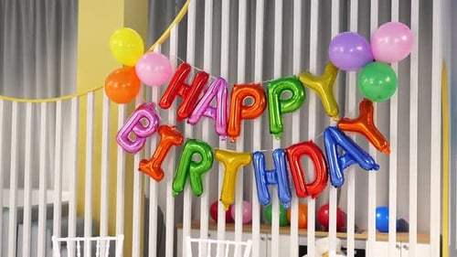 Inscription d'anniversaire colorée et joyeuse sur le mur, décoration d'anniversaire