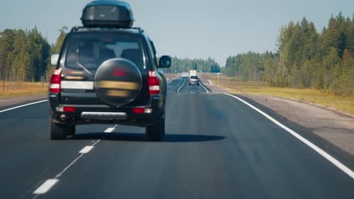 Asphaltstraße mit Autos Die Kamera bewegt sich mit fahrenden Autos entlang der Straße