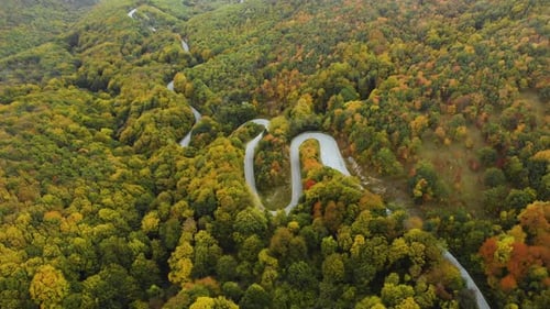 Vidéo aérienne d'une route de montagne sinueuse en automne - 12.10.2018, Sliven, Bulgarie