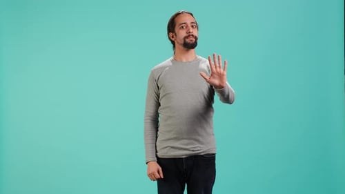 Señal de hombre asertivo haciendo el gesto de parar con la mano