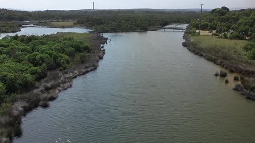 Aerial desce até a costa natural da Reserva Coogoorah em Anglesea