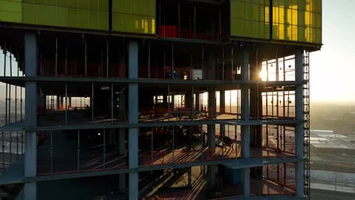 Luftaufnahme eines neuen Hochhauses im Bau