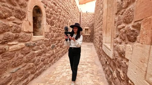 Tourist nimmt Video an einem historischen Ort auf
