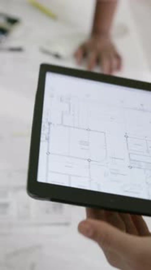Hände, Architekt und Entwurf mit Tablet bei Bürobesprechung, Überprüfung und App für die Erweiterung des Grundstücks