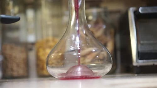 La base de la carafe contient du vin rouge