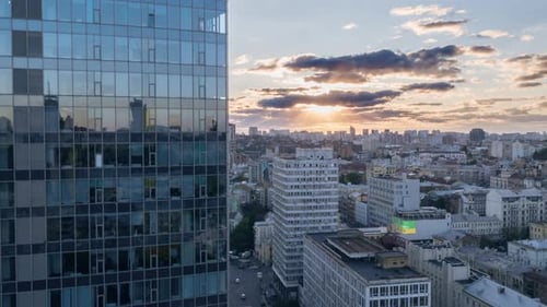 Fliege und steh neben dem Wolkenkratzer auf