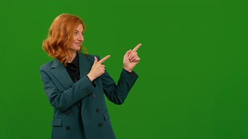 Frau schaut lächelnd in die Kamera und zeigt nach links Gesten mit den Händen auf den grünen Chroma-Tasten