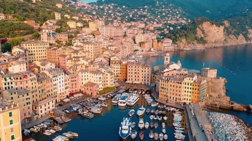 Vista panorámica de Portofino durante la hora dorada