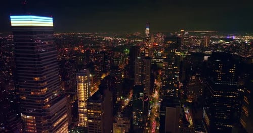 Imágenes aéreas ascendentes de modernos edificios de apartamentos de gran altura en un distrito urbano residencial