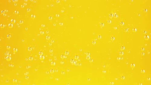 Luftblasen auf orangefarbenem Hintergrund.