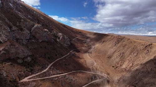 Carretera de montaña que serpentea por Rocky Valley
