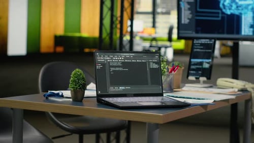 Software em execução no laptop em um escritório vazio para acelerar os cálculos