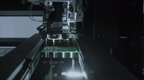 La placa de circuito impreso de componentes electrónicos se mueve con la producción de máquinas de soldadura y soldadura de PCB SMD