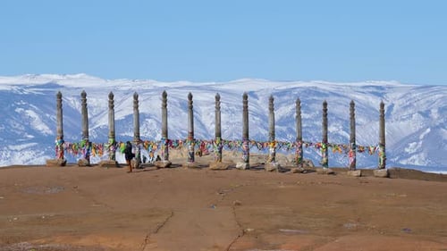 Totens Shaman Rock no topo de um penhasco em Cape Burkhan, Ilha Olkhon