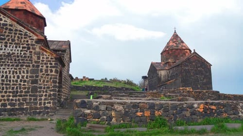 Wunderschöner Blick auf den Sevan-See und das Sevanavank-Kloster, Wahrzeichen