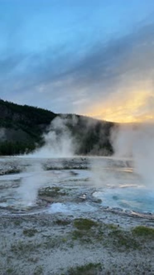 Vue verticale, vapeur et vapeur provenant des geysers et des sources hydrothermales du parc national de Yellowstone