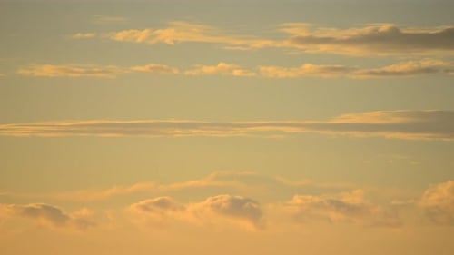 Hermoso atardecer, amanecer, cielo con nubes en colores naranja y amarillo, movimiento de nubes