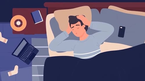 Gestresster Mann liegt nachts wach im Bett und hält seinen Kopf - Schlaflosigkeit und Stress