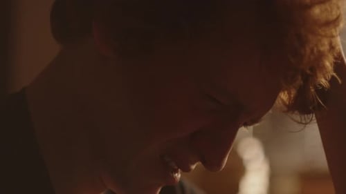 Nahaufnahme eines jungen Mannes, der in emotionaler Not weint